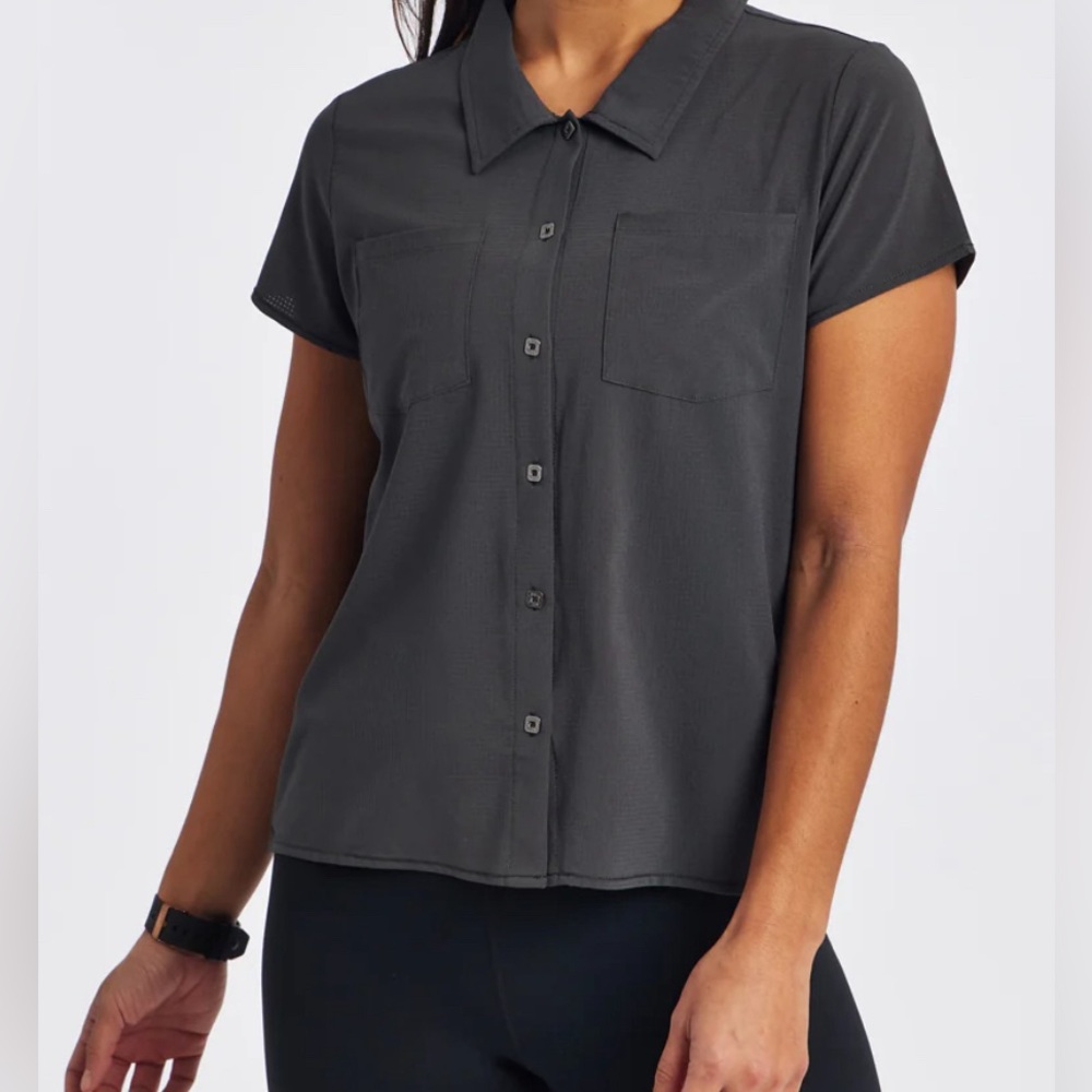 Oiselle Benjamina Button Short Sleeve, black, size 4
